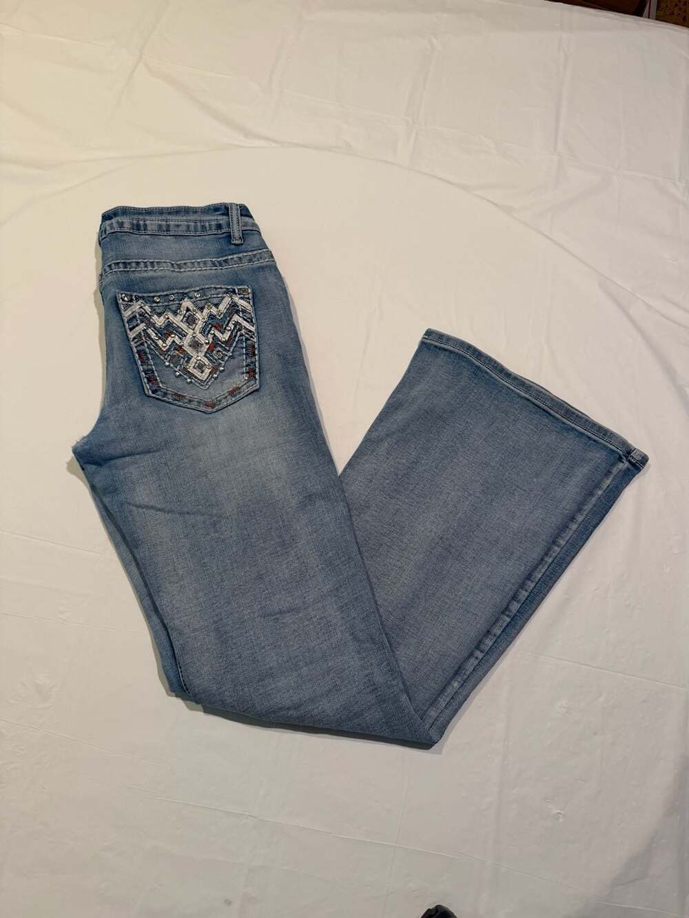 Women's Light Wash Bootcut Jeans withEmbellished Back Pockets, Size 7/28